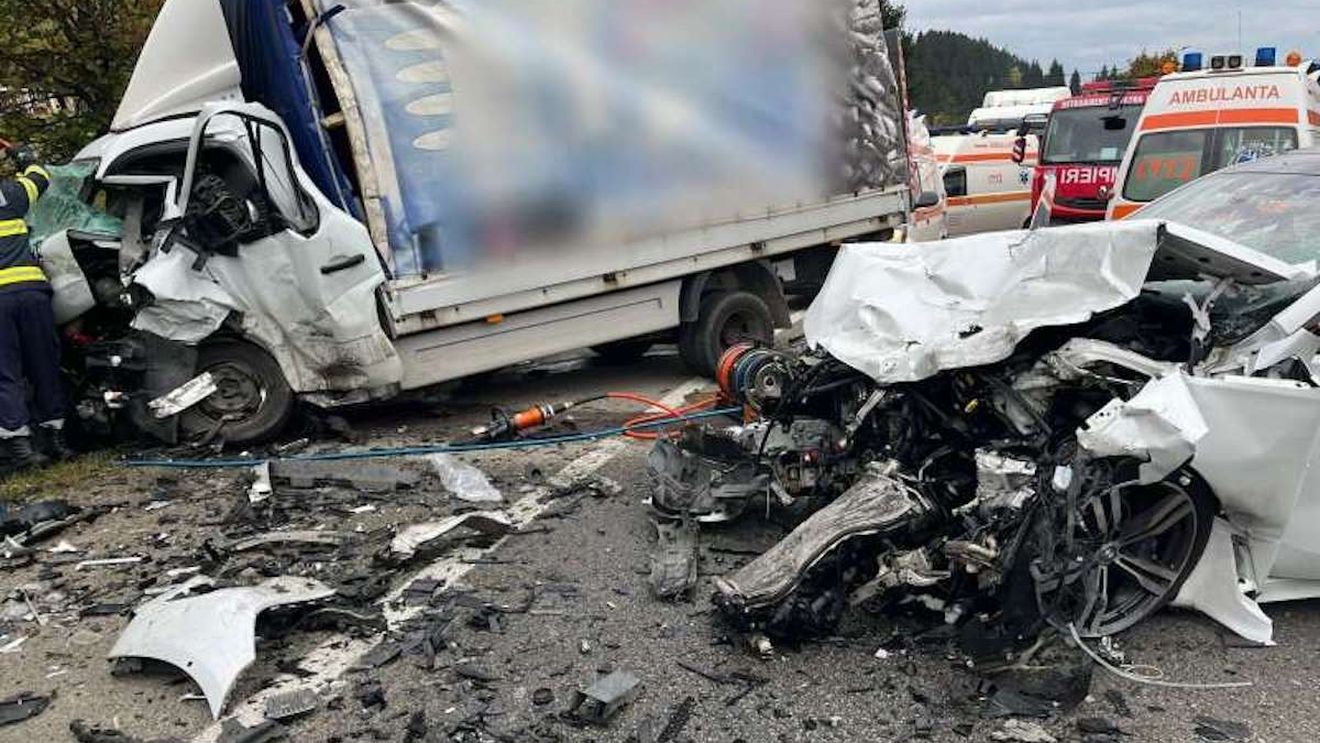Patru persoane, implicate într-un accident la Vatra Dornei / Trafic restricţionat pe DN 17