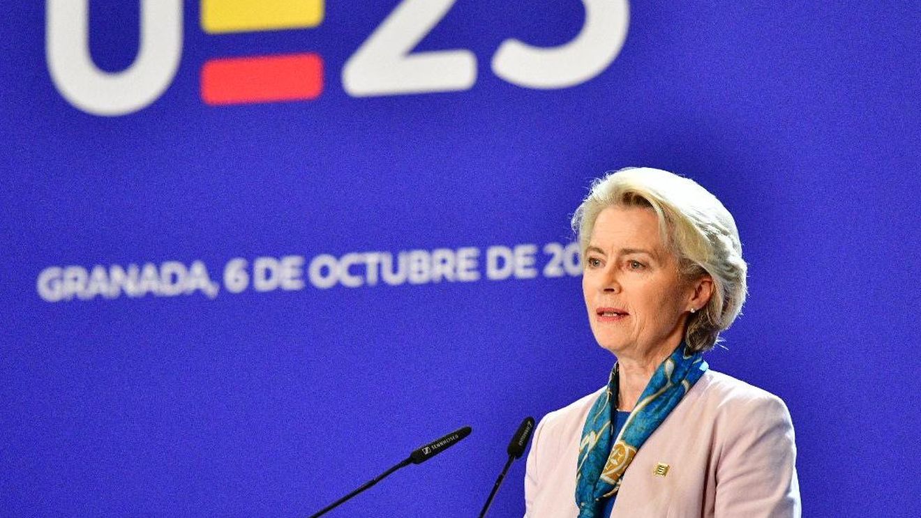 Ursula von der Leyen a primit cadou o eșarfă cu motive islamice de la un ghid turistic din oraşul Granada/ În câteva ore, stocul de eșarfe al magazinului de suveniruri a fost epuizat