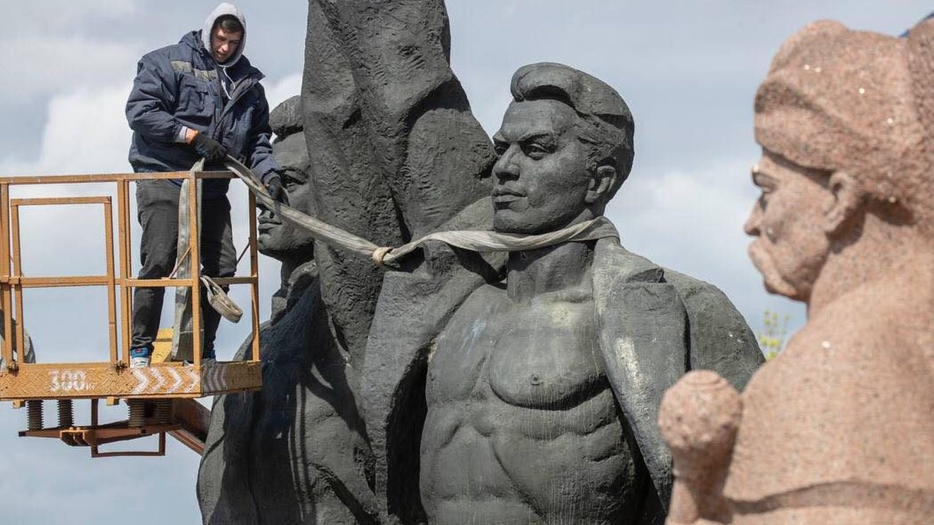 Kievul a distrus statuia care simboliza unitatea şi prietenia cu Rusia