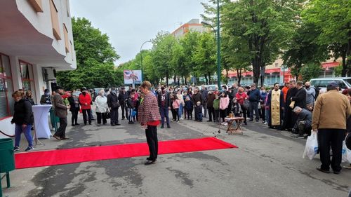 Sobor de preoți, covor roșu, pâine și sare la inaugurarea unui oficiu poștal modernizat din Mureș