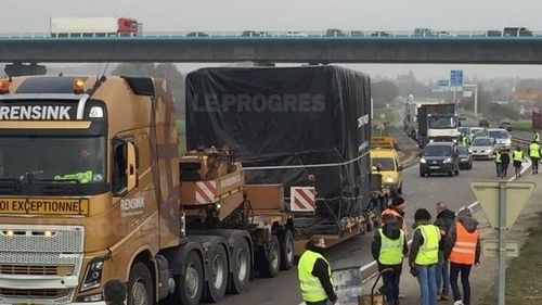 Un șofer român de TIR a fost bătut cu o bucată de lemn de „vestele galbene”, în Franța/ Agresorul, condamnat în timp record la 12 luni de închisoare