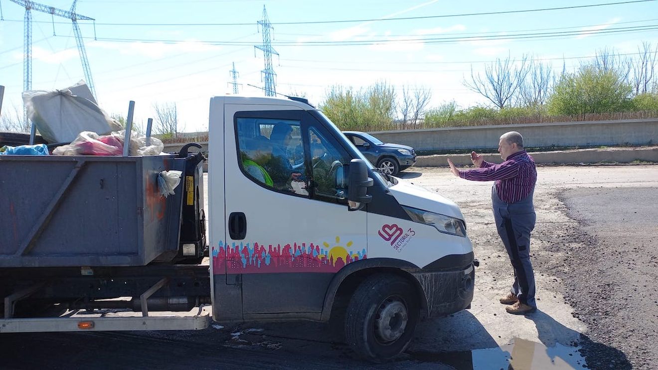 FOTO Locuitori din Sectorul 3 au blocat mașinile de gunoi ale primăriei, disperați de mirosurile insuportabile / Acțiunea a avut loc  la intrarea într-un depozit cu activitatea suspendată / Depozitul a fost recent amendat de Garda de Mediu