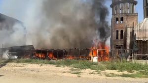 Incendiu la o biserică din Constanţa / 11 apartamente din blocul alăturat au fost afectate de incendiu