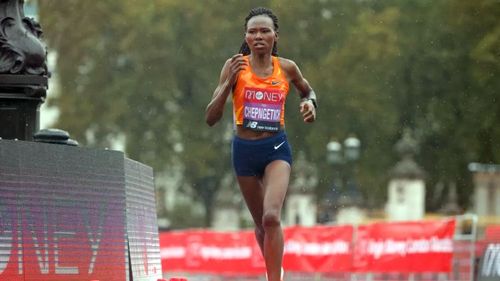 O kenyancă pregătită de un antrenor român a bătut recordul mondial la semimaraton