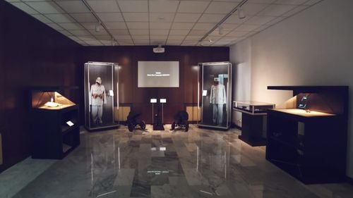 Peste 400 de vizitatori la muzeul Academiei Forţelor Terestre din Sibiu, singurul cu holograme din oraş