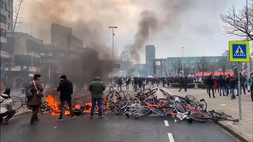 Peste 150 de arestări în a treia noapte de violențe din Olanda: Poliția a tras focuri de avertizare și a folosit gaze lacrimogene și tunuri cu apă