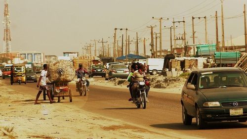 Primul avion cu cetățeni francezi evacuați din Niger a aterizat la Paris în cursul nopții