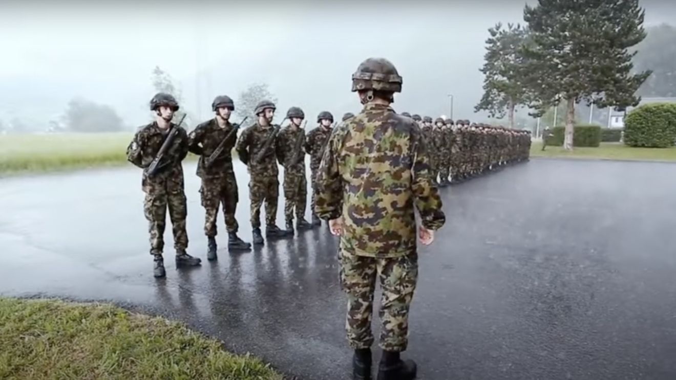 Elveţia intenţionează să facă serviciul militar obligatoriu şi pentru femei