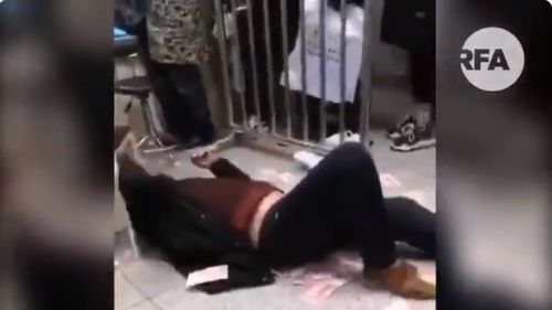 VIDEO Noi imagini din China. Bolnavii zac pe jos în spitale, gările sunt păzite cu arme automate