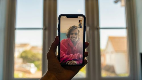 Israelianul Simon Leviev, cunoscut drept „escrocul de pe Tinder” în urma unui documentar Netflix, a fost eliberat în Georgia după două luni de detenţie / Bărbatul este acuzat că seducea femei pe internet
