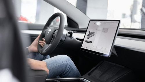 Ecranele de infotainment ale autovehiculelor se îndreaptă spre groapa de gunoi? Tot mai mulți consumatori le resping