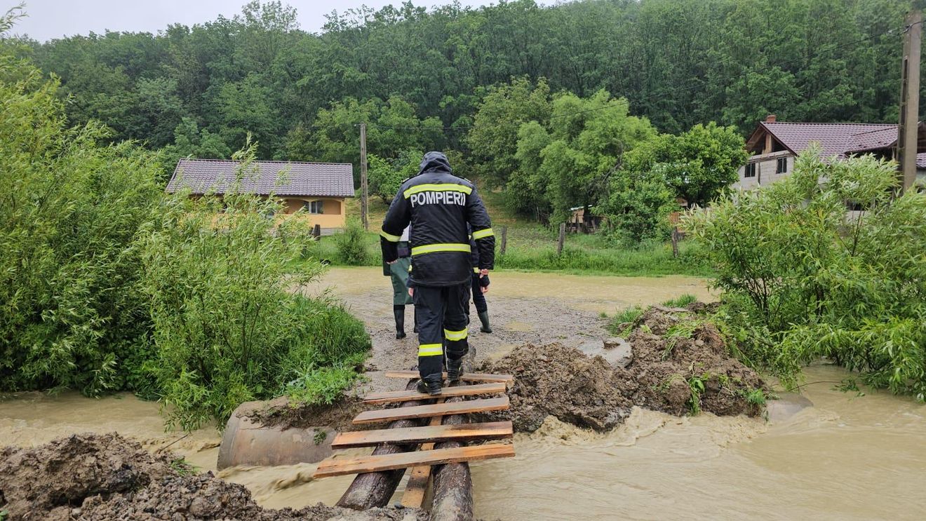 Ploi torențiale în Giurgiu, gospodării inundate
