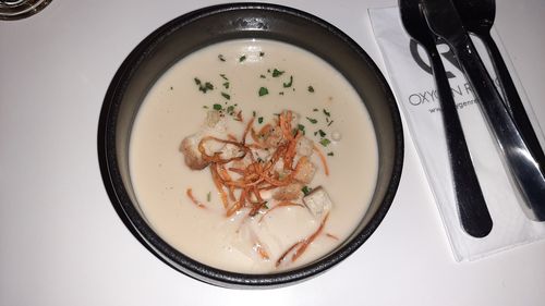 VIDEO | Ce este și cum se prepară supa de fân, o delicatesă gătită în județul Harghita. Chef: „Fânul este de aici, de pe munte. Trebuie cosit cu mâna și greblat cu mâna. În acest fel, florile, frunzele, nu se scutură”