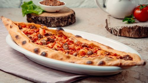 Pita, pizza, pida. Sau peinirly, kiymalı, ıspanaklı, pastrmajlija sau khachapuri? Bărcuțele de aluat cu umplutură cu o istorie milenară, care din cuptoarele de pământ ale Anatoliei au cucerit Balcanii, ajungând până în America