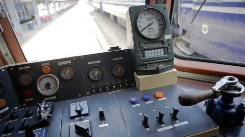 Trenul Bucureşti Nord - Curtici, oprit în apropiere de Periş, după ce locomotiva s-a defectat/ Au fost trimise ambulanţe din Bucureşti şi Dâmboviţa, două persoane fiind asistate medical din cauza căldurii / Trenul va ajunge cu două ore şi jumătate întârziere