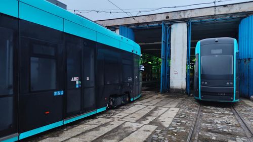 Primăria Craiova anunță că încă trei tramvaie furnizate de polonezii de la PESA au ajuns în depoul RAT, urmând a fi testate până la parcurgerea unei distanțe de 500 km fiecare