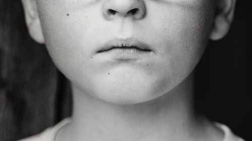 În România, 150.000 de copii adorm flămânzi. Părinții cer președintelui și premierului să nu blocheze dublarea alocației