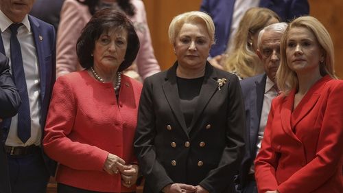 Tristețe și resemnare la sediul PSD, cu brânză, salam și roșii aduse de Petre Daea. Cine e alături de Dăncilă în Kiseleff