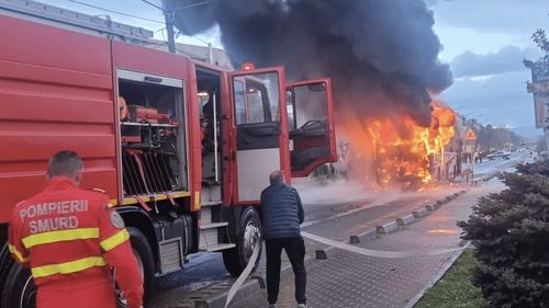 Un autobuz care transporta elevi a luat foc în Moldova Nouă, nu există victime