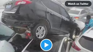 VIDEO China: Ceața provoacă un carambol uriaș pe un pod din Zhengzhou, o persoană a murit