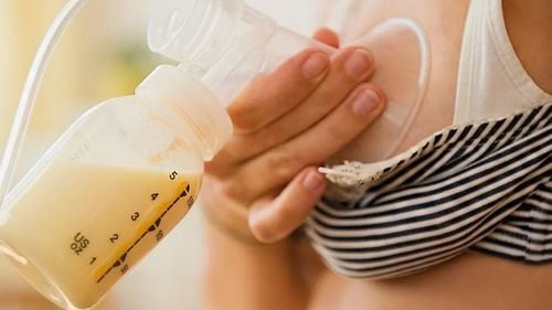 Creşterea vânzărilor online de lapte matern vine la pachet cu riscuri legate de prezenţa bacteriilor, medicamentelor şi virusurilor