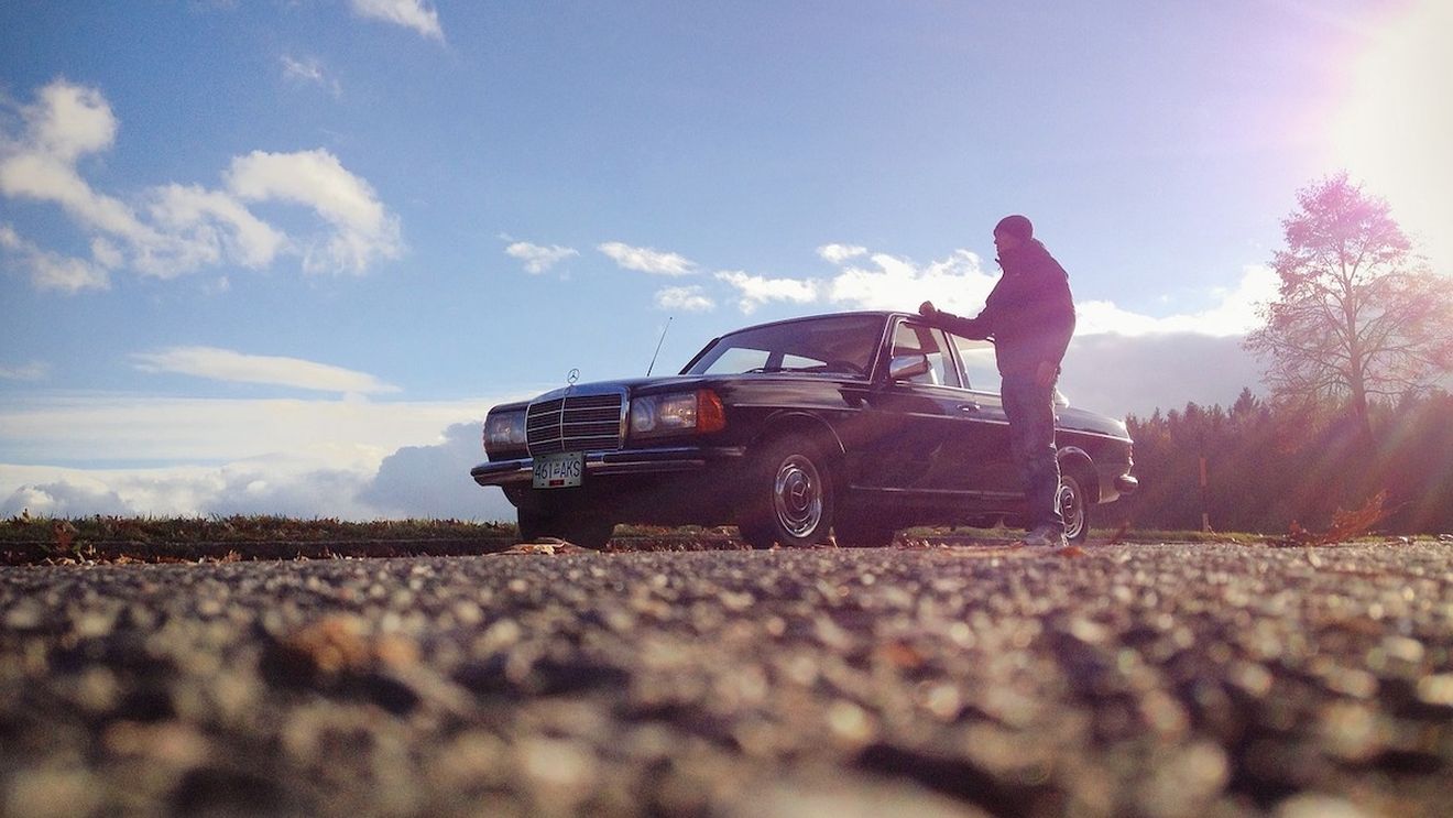 Zeci de mașini abandonate pe străzile Sucevei, scoase la licitație / La cea mai ieftină, un Matiz, prețul începe de la 840 de lei / Un Mercedes din 1970 e cea mai scumpă: 1.590 de lei