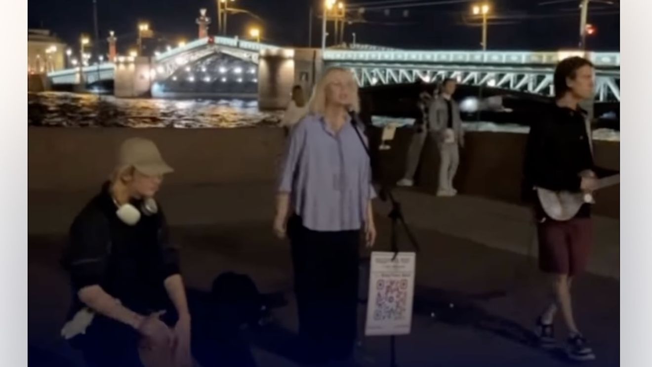 VIDEO Cântăreața Diana Loginova ar fi fugit din Rusia imediat după eliberarea din închisoare / A fost arestată după ce a cântat o melodie anti-război