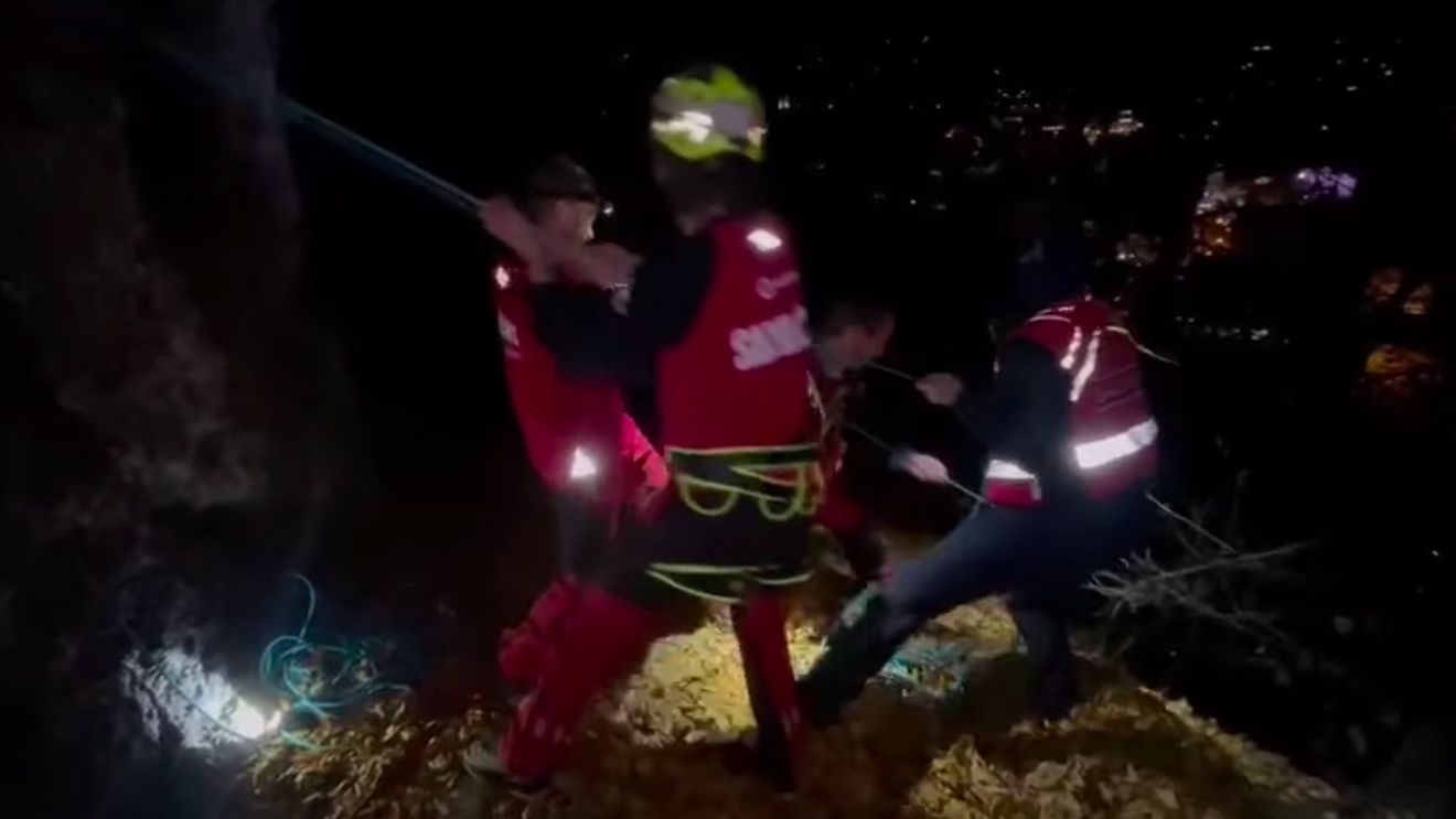 VIDEO Brașov: Un tânăr băut a căzut într-o zonă abruptă pe Tâmpa / Intervenție dificilă a salvamontiștilor pentru a-l recupera