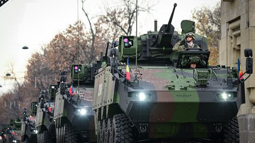 VIDEO Mașinăria de război produsă în România, surprinsă la lucru în poligonul Cincu. Cum se comportă bestia 8x8 pe teren