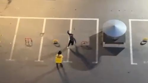 UPDATE VIDEO Cinci persoane au atacat trei livratori de mâncare cu lopeți, indicatoare rutiere și o seceră în Sectorul 6 al Capitalei / Agresorii au fost arestați preventiv pentru 30 de zile