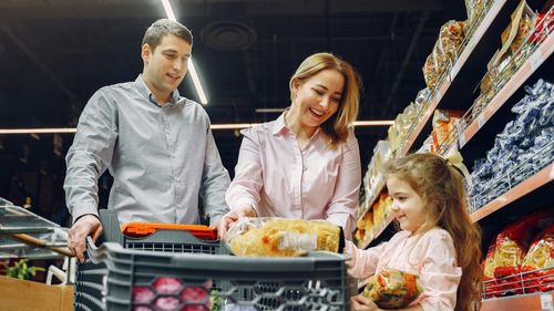 Adevărul despre datele de expirare a alimentelor: Ce înseamnă fiecare inscripție și cum poți prelungi aceste termene, astfel încât să le mai poți mânca fără să devină dăunătoare