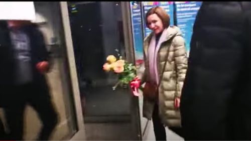 VIDEO Maia Sandu a ajuns în Oradea cu un avion de linie și a refuzat să folosească ieșirea specială pentru oficiali / Președinta Republicii Moldova se afla în concediu, într-o vizită particulară (surse)