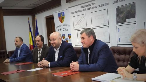 Șeful Consiliului Județean Vâlcea: Zeci de lucrări sunt abandonate de antreprenori. Îmi spunea un primar că s-a rugat de un constructor până într-acolo încât să îi pupe mâna, numai să termine lucrarea