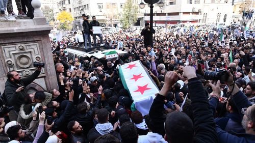 Sirienii cer dreptate la funeraliile activistului care a devenit un simbol al brutalității regimului de la Damasc / Mazen al-Hamada a fost deținut și torturat după revolta din 2011 împotriva regimului Assad