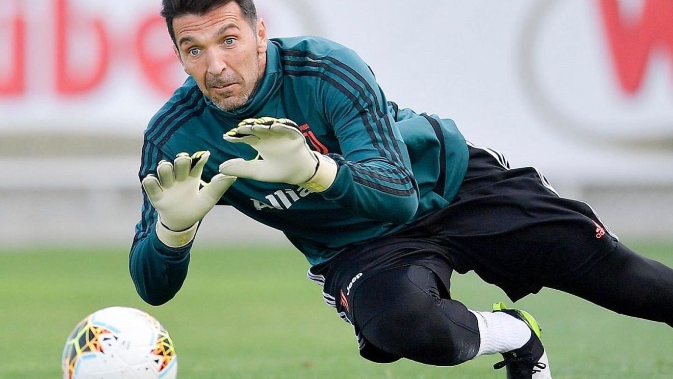Legendarul Gianluigi Buffon a ”împlinit” al 500-lea meci în care n-a primit niciun gol/ Buffon a jucat 653 meciuri în Serie A, un alt record al italianului