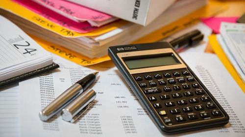 Ministrul Finanțelor: TVA se aplică în funcţie de data facturării sau a plăţii prevăzute în contract, nu de perioada calendaristică a consumului