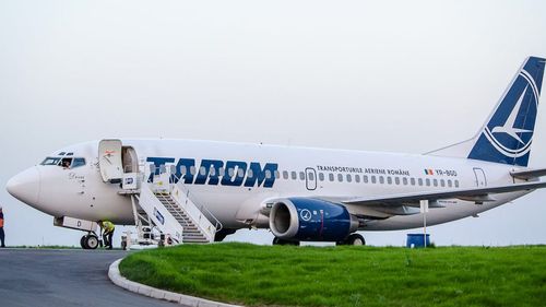 Anchetă la Aeroportul Suceava: Un pasager a ajuns la avion fără să mai treacă prin filtrele de securitate / Autoritățile au realizat problema atunci când pasagerul își lua la revedere de la un prieten pe scara avionului
