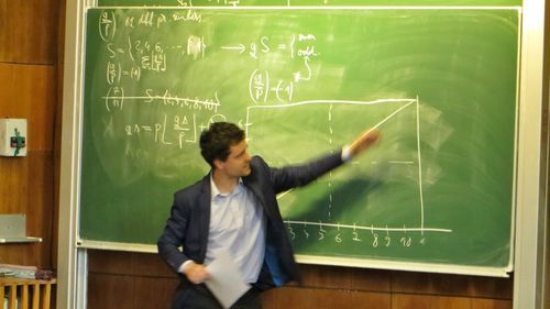 Ce subiecte a rezolvat Nicușor Dan la Olimpiadele Internaționale de Matematică din 1987 și 1988, unde a obținut medalii de aur cu scor absolut / Dan este singurul olimpic internațional din istorie care câștigă președinția unei țări