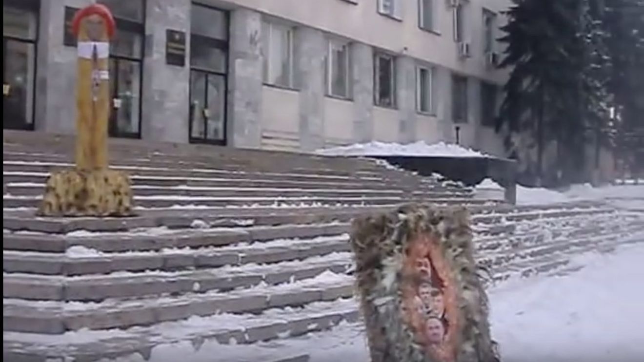 Imagini antologice cu polițiști în acțiune. Un cetățean moldovean care a protestat cu un penis de lemn de doi metri a câștigat la CEDO procesul după ce a fost condamnat la închisoare cu suspendare