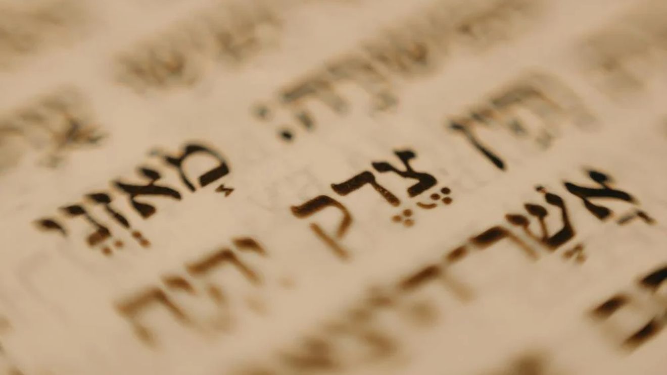 CNN: O analiză AI oferă noi estimări ale vârstei Manuscriselor de la Marea Moartă / Unele dintre manuscrisele biblice ar data de acum aproximativ 2.300 de ani / Inteligența artificială ar putea înlocui carbonul 14 ca metodă de datare a manuscriselor