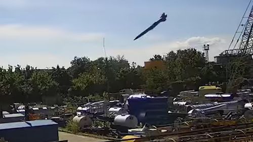 Zelenski publică o înregistrare video care arată momentul în care o rachetă rusească lovește centrul comercial din Kremenciuk: „Au vrut să ucidă cât mai mulți oameni”