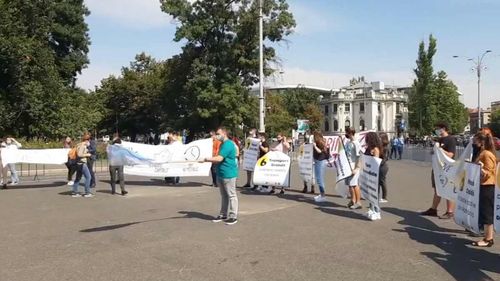 Câteva zeci de elevi au protestat în fața guvernului, în prima zi de școală: “Masă caldă în școli”, “Ore remediale pentru toți”, “Burse școlare diferențiate” / “Sunteți vinovați de eșecurile educației”