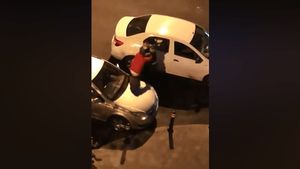VIDEO Bărbat bătut de un polițist care l-a prins pe stradă după ora 22. Poliția București a început o anchetă