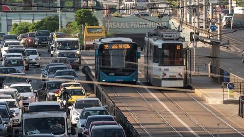 Trei persoane au ajuns la Urgență după ce șoferul unui autobuz STB a frânat brusc (surse)