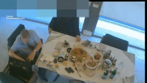 VIDEO Detectiv particular reținut de DNA după ce a primit 60.000 de euro pentru a „rezolva” un dosar