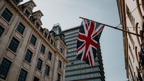 Marea Britanie a anunţat o reformă amplă a reglementărilor sale financiare, pentru modificarea legilor UE care ”sufocă creşterea”