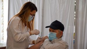 Vaccinare fără programare din 7 mai în toate centrele: cei peste 60 de ani la orice oră, ceilalți în intervalul 14-20. Persoanele cu programare au prioritate