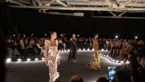 Schiaparelli SS26: Daniel Roseberry reînvie „hard chic” și transparența curajoasă, dar nuanțele sobre pun sub semnul întrebării spiritul excentric original al casei