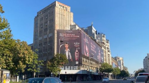 Imobilul Patria de pe Bd. Magheru din București, cu risc seismic I, în continuare cu mesh-uri și magazine, deși legea le interzice. De doi ani, soarta clădirii e jucată de doar 54 de proprietari