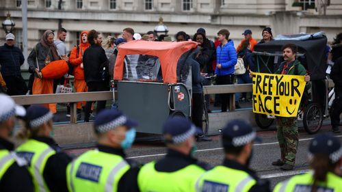 Mii de persoane au manifestat la Londra împotriva restricţiilor impuse de guvernul britanic pentru combaterea coronavirusului